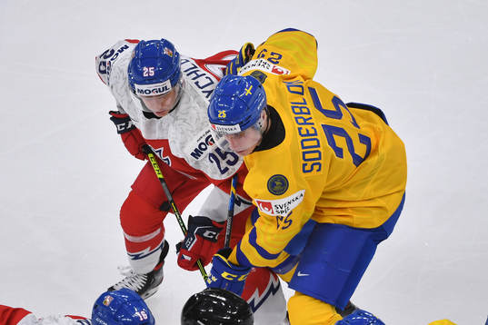 Elmer Söderblom battles for position