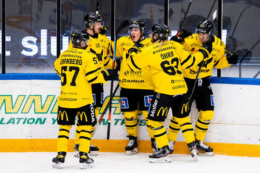 Västerås Sebastian Benker jublar med lagkamrater