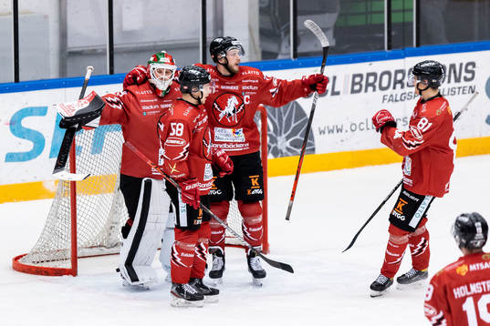 Vita Hästens målvakt Christian Engstrand jublar