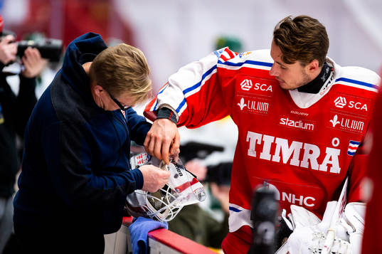 Timrås målvakt Jacob Johansson  och Anders Huss