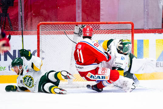 Timrås Viktor Lodin och Björklövens målvakt Kevin Poulin