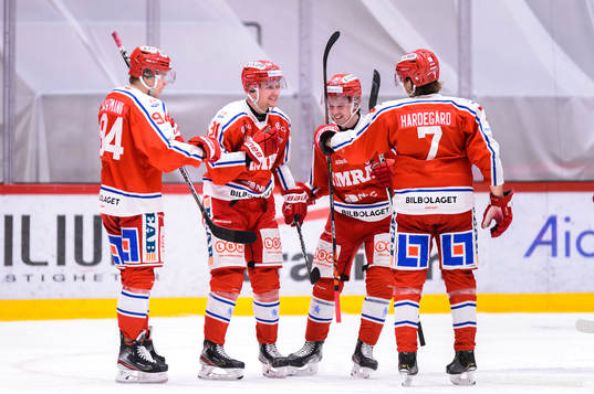 Timrås Jens Lööke jublar med lagkamrater