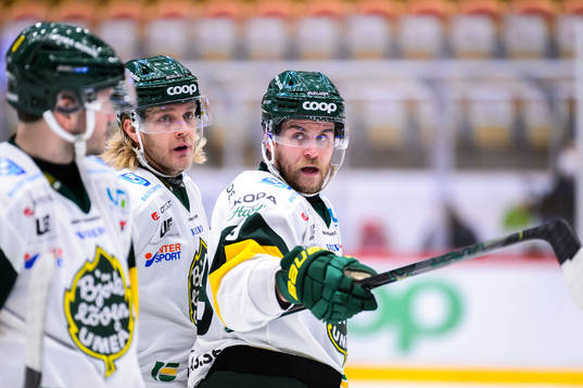 Björklövens Alexander Wiklund med lagkamrater