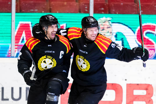 Brynäs Anton Rödin (v) gör 2-0 och gratuleras av Nicklas