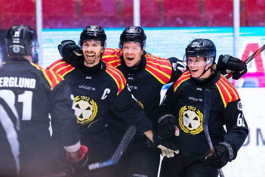 a vänster) gör 2-0 och gratuleras av lagkamrater