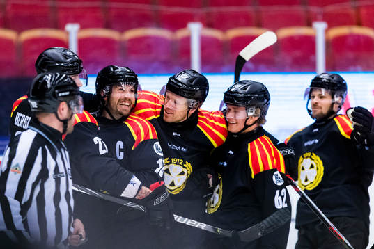 a vänster) gör 2-0 och gratuleras av lagkamrater