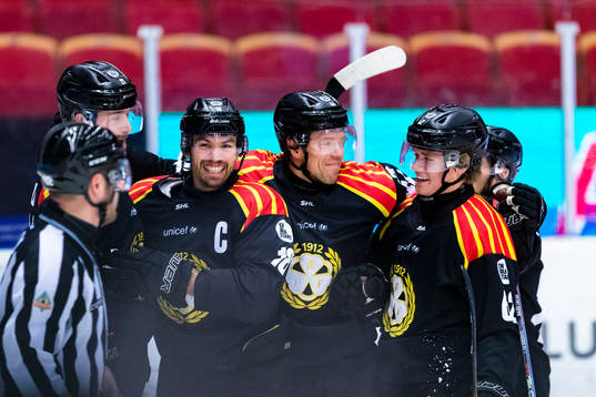 a vänster) gör 2-0 och gratuleras av lagkamrater