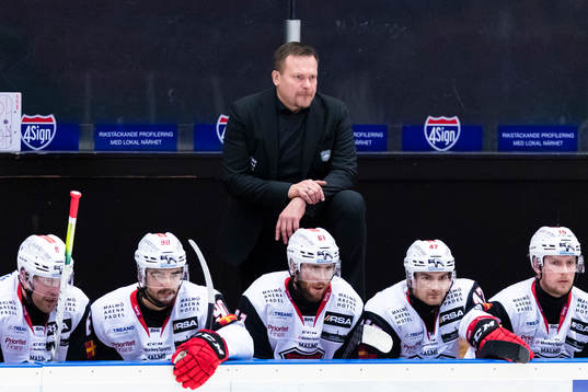 Malmö Redhawks tränare Joakim Fagervall följer spelet