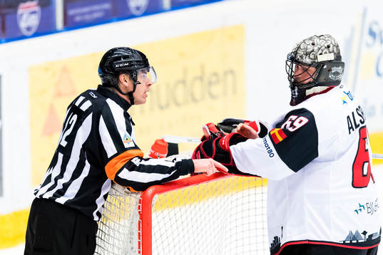 Domare Mikael Andersson diskuterar med Malmö Redhawks