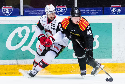 Malmö Redhawks Joseph Veleno i kamp om pucken med Brynäs