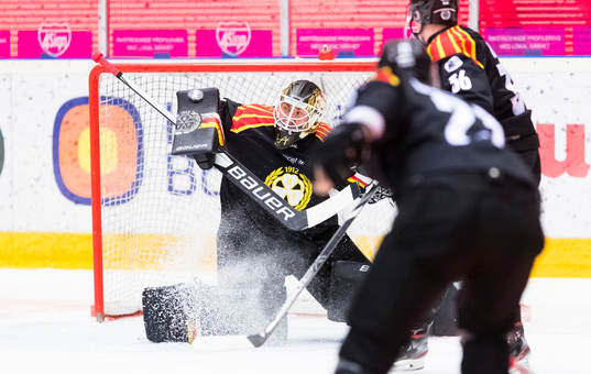 Brynäs målvakt Viktor Andrén med en räddning