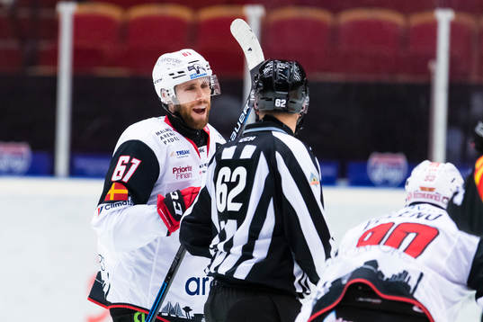 Malmö Redhawks Quinton Howden diskuterar med linjedomaren