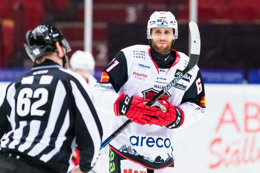 Malmö Redhawks Quinton Howden diskuterar med linjedomaren