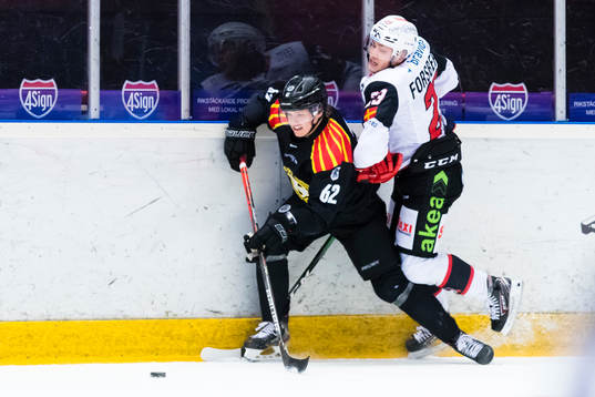 Brynäs Tom Hedberg i kamp om pucken med Malmö Redhawks