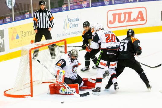 Malmö Redhawks målvakt Oscar Alsenfelt motar en puck