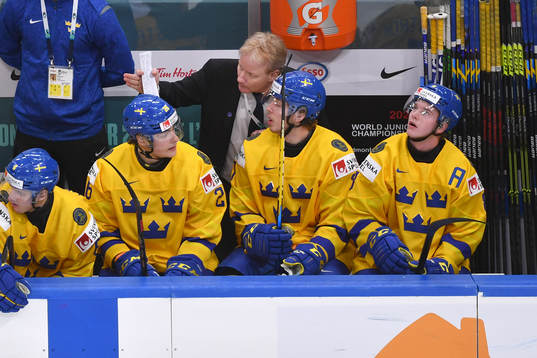 Assistant coach Anders Eriksén of Sweden gives