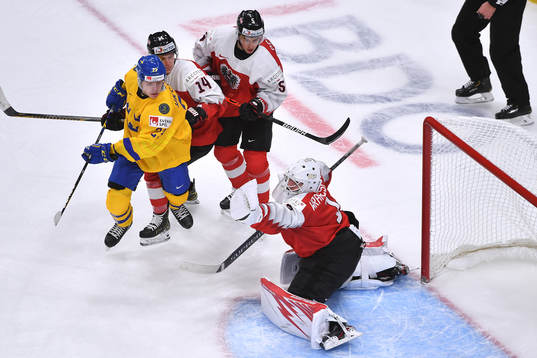 Sebastien Wraneshitz makes a second period save