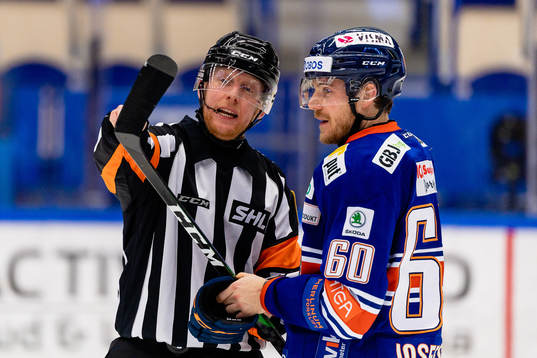 Domare Mikael Holm pratar med Växjös Erik Josefsson
