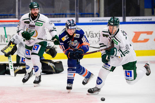 Växjös Fredrik Karlström i en kamp mot Färjestads Jesse
