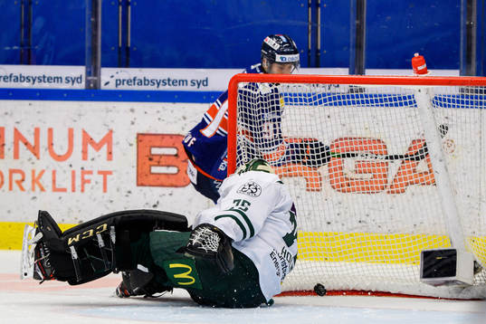Växjös Andrew Calof gör 3-1 bakom Färjestads målvakt