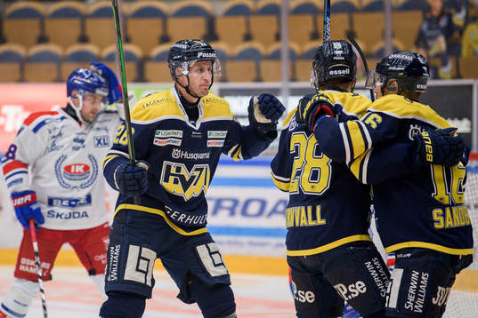s Alexander Bergström jublar med Johannes Kinnvall och