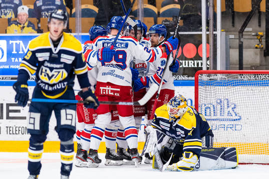 Oskarshamns Brian Cooper jublar med lagkamrater