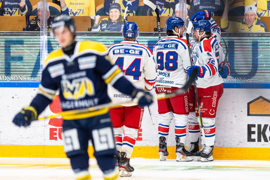 Oskarshamns Fredrik Olofsson jublar med lagkamrater