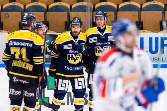 s Craig Schira (mitten) jublar med lagkamrater