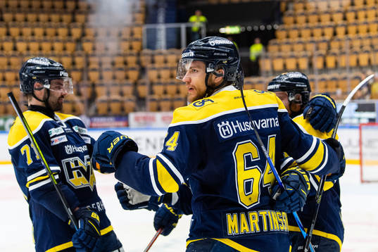s Eric Martinsson jublar med lagkamrater
