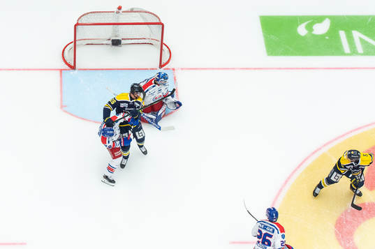 s Filip Sandberg gör 1-0 bakom Oskarshamns målvakt Joe