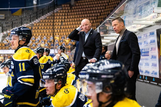 s assisterande tränare Jonas Holmström och tränare