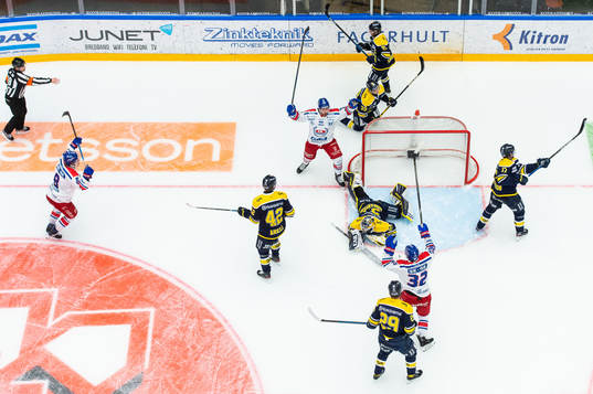Oskarshamns Brian Cooper (mitten bak) jublar