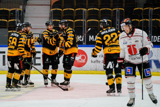 Skellefteås Darren Nowick och Melker Karlsson jublar