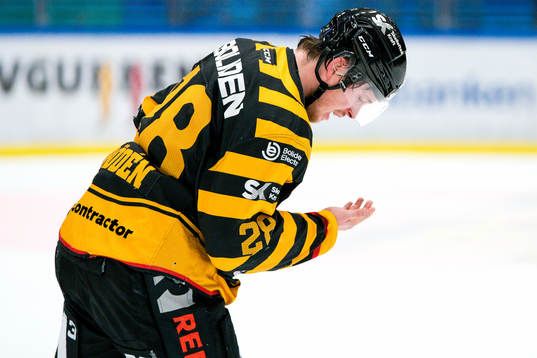 Skellefteås Jesper Frödén grinar illa