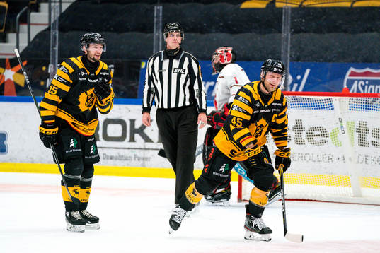 Skellefteås Oscar Möller och Melker Karlsson jublar