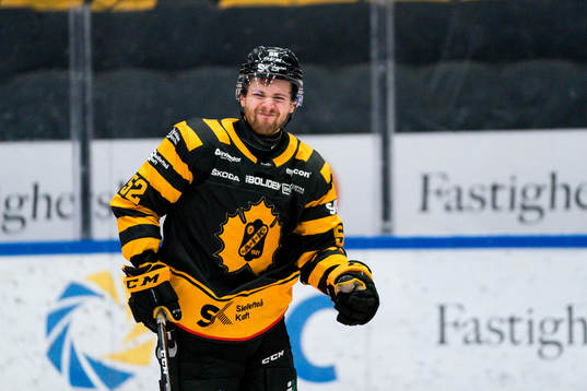 Skellefteås Arvid Lundberg grinar illa