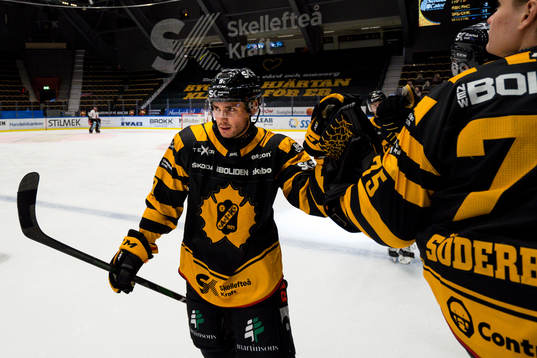 Skellefteås Darren Nowick jublar