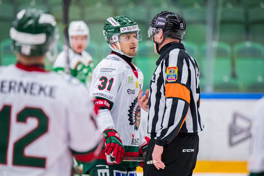 Frölundas Nicklas Lasu i samtal med domaren