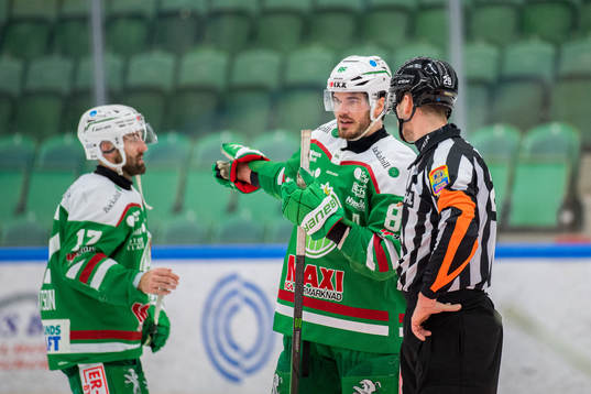 Rögles Eric Gelinas i samtal med domaren