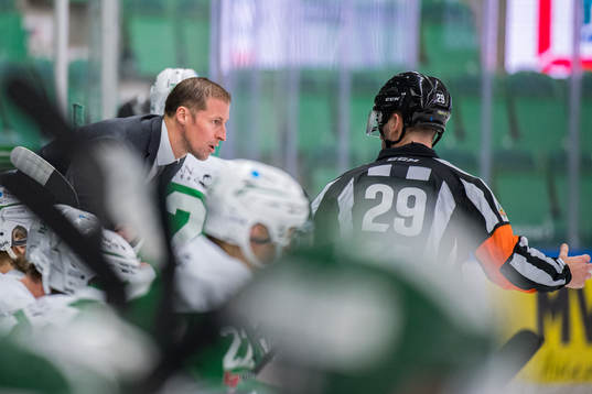 Rögles tränare Cam Abbott i samtal med domaren