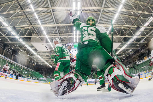 Rögles målvakt Christoffer Rifalk med en räddning