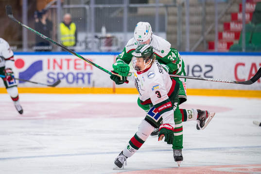 Rögles Adam Edström tacklar Frölundas Simon Edvinsson