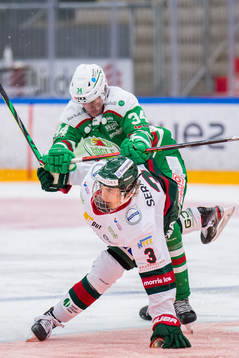 Rögles Adam Edström tacklar Frölundas Simon Edvinsson