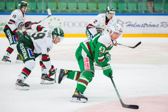 Rögles Olli Palola rundar Frölundas Simon Hjalmarsson