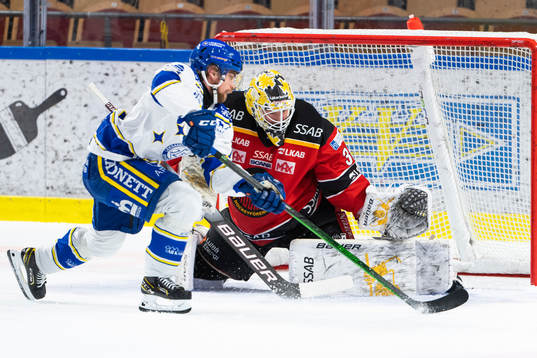 Leksands Oskar Lang och Luleås målvakt David Rautio