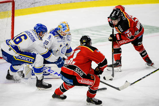 Luleås Isac Brännström oroar framför Leksands Daniel