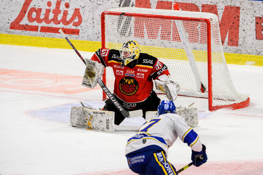 Luleås målvakt David Rautio och Leksands Marek Hrivik