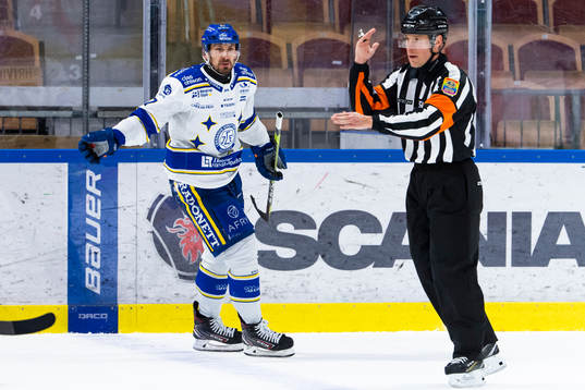 Leksands Marek Hrivik och domare Tobias Björk