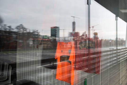 Matchtröjor hänger i klubbhuset vid Valhalla IP i samband