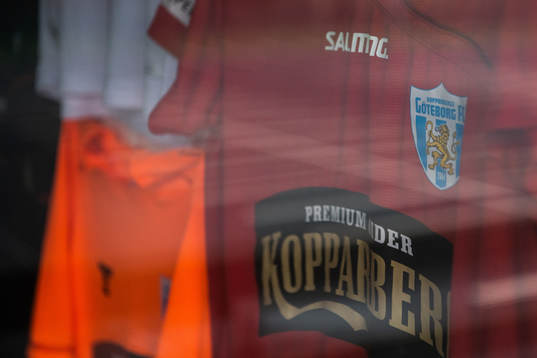 Matchtröjor hänger i klubbhuset vid Valhalla IP i samband